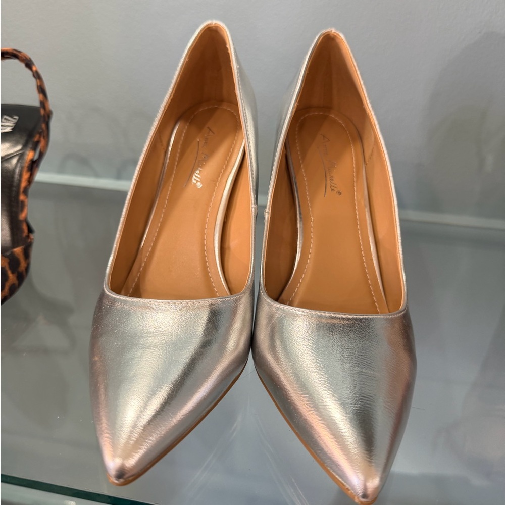 Anne Michelle Silver Metallic Pointed Toe Block Heel Pumps Size 8.5 - Picture 2 of 3